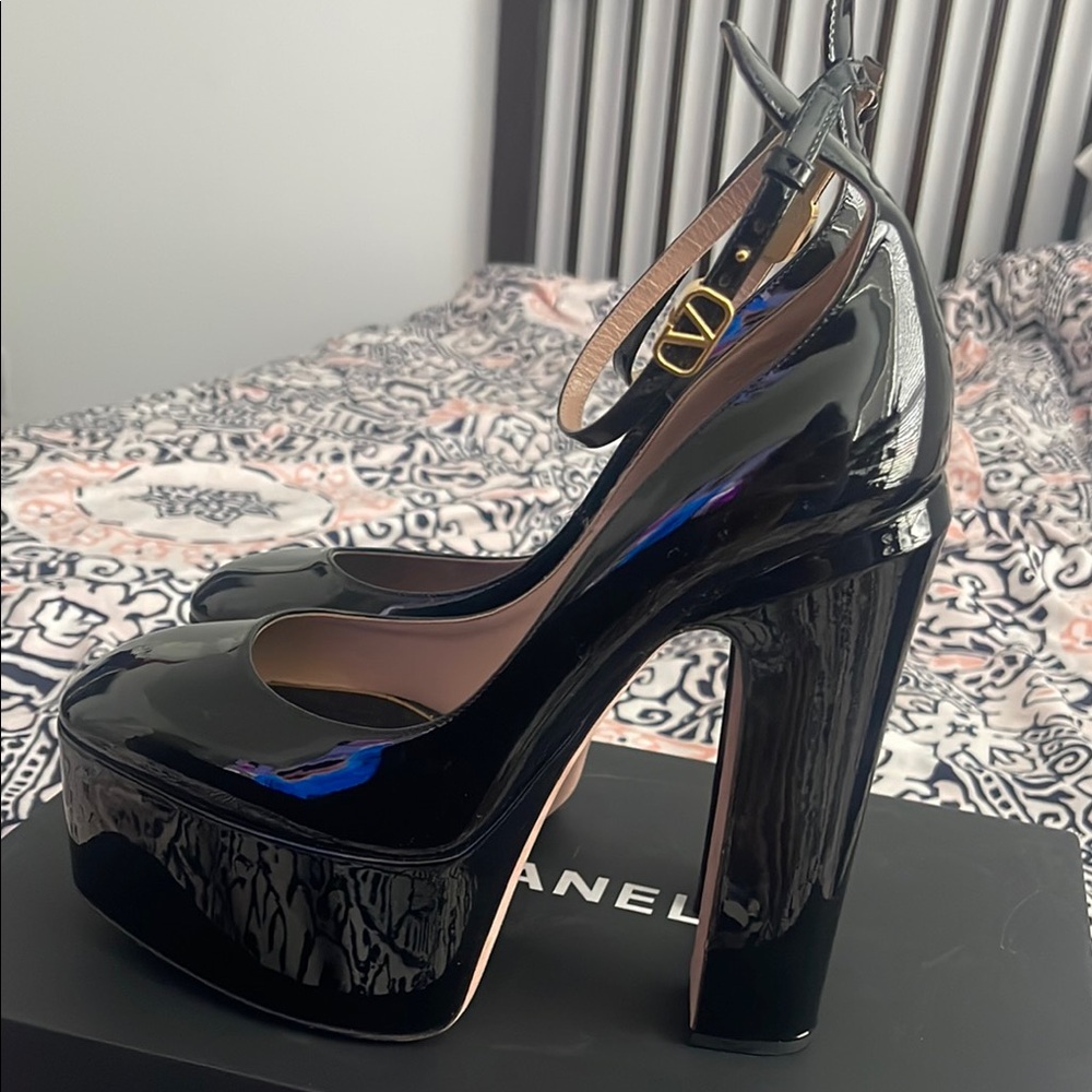 Valentino Garavani Black Patent Platform Heels - Picture 4 of 8